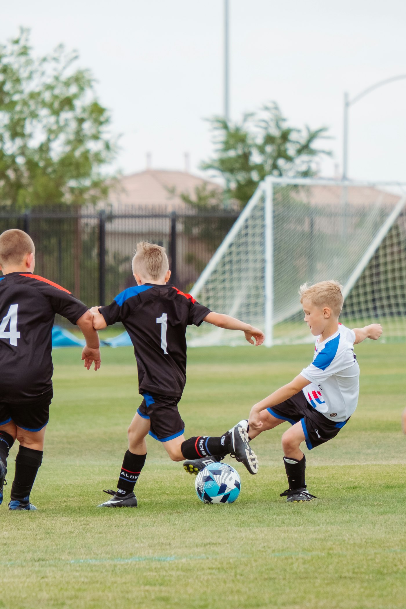 Jeunes footballeurs en plein duel devant le but