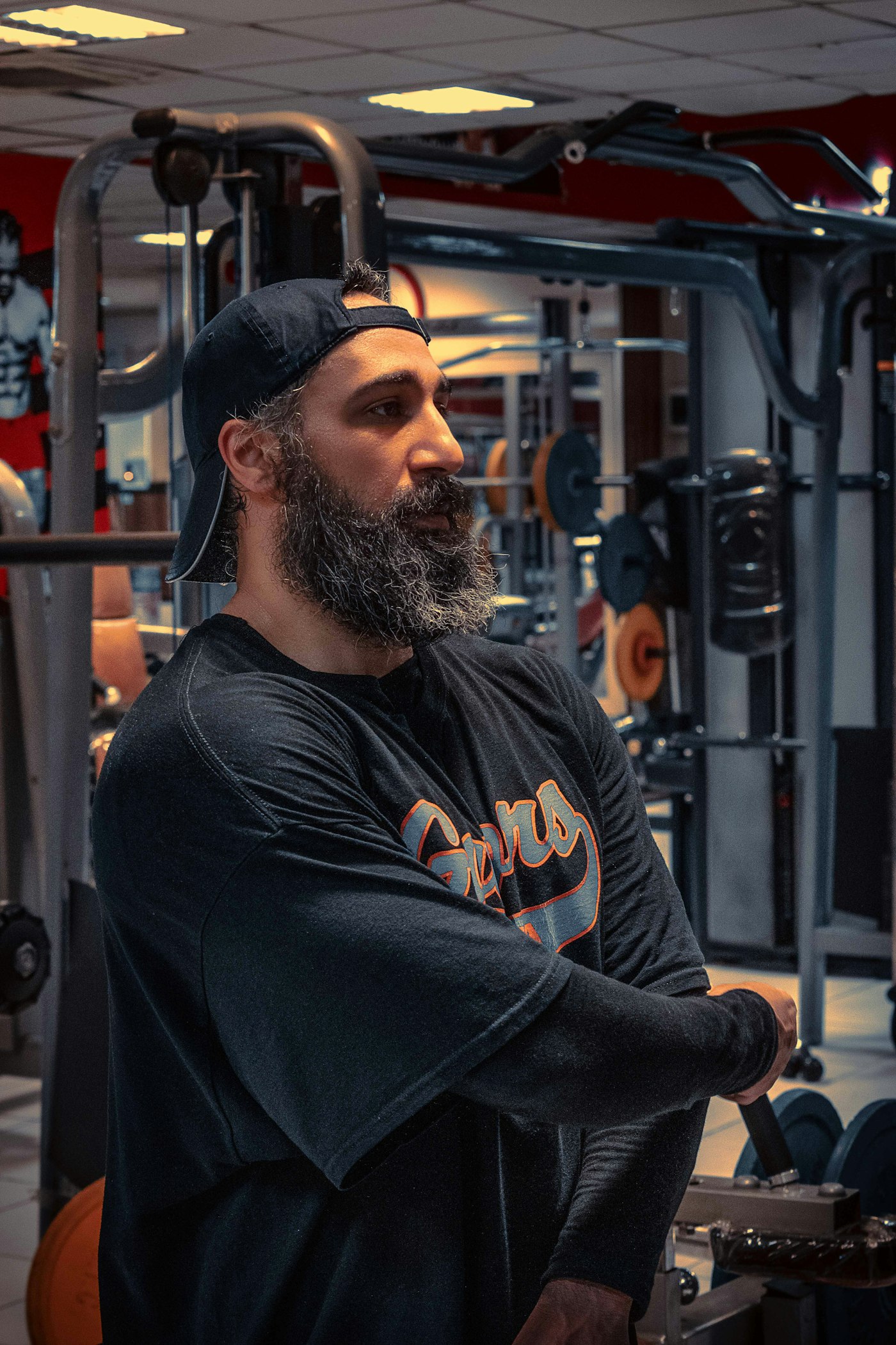 Portrait d'un coach en salle de sport, lumière chaude