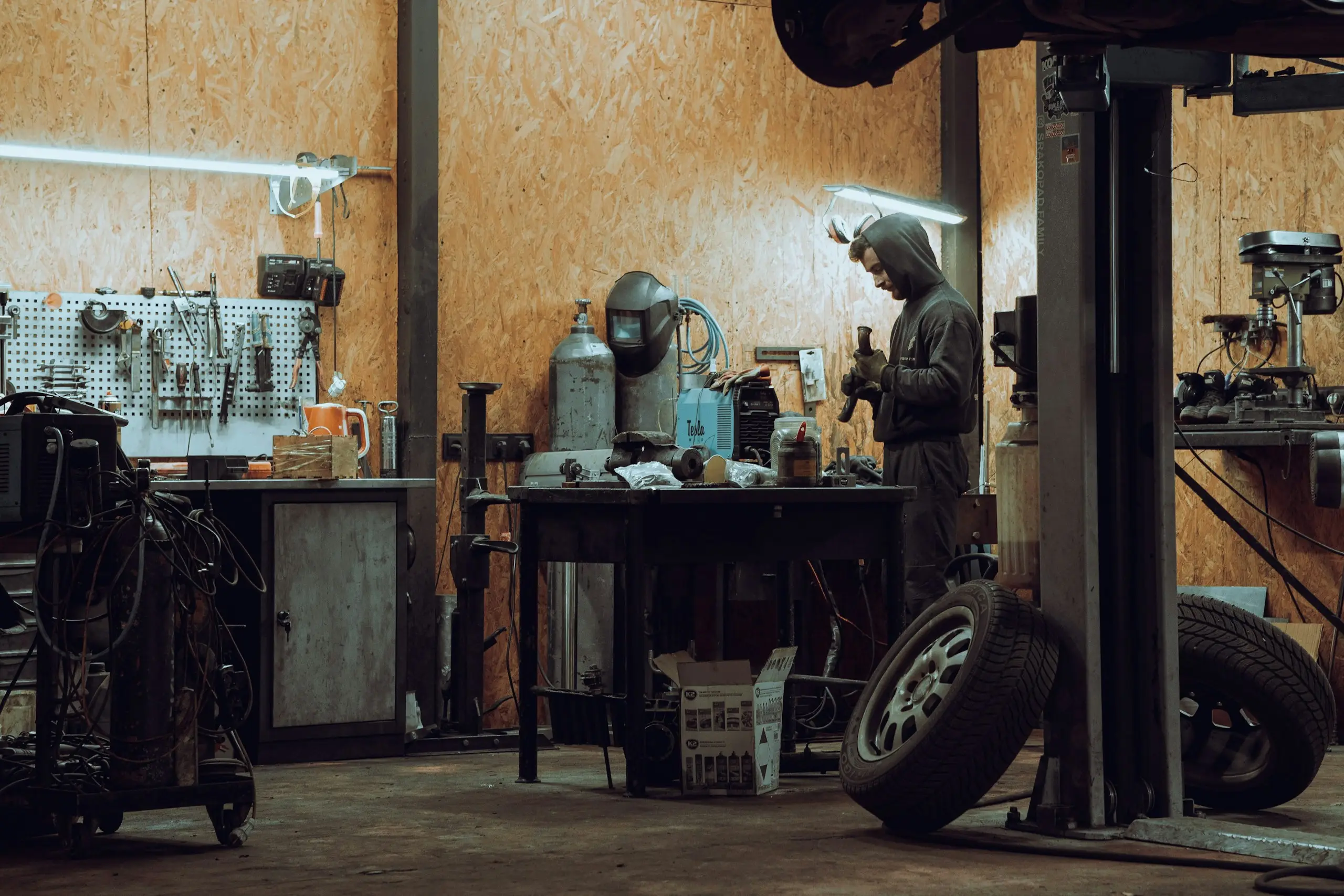 Atelier automobile avec établi, outillage et roues