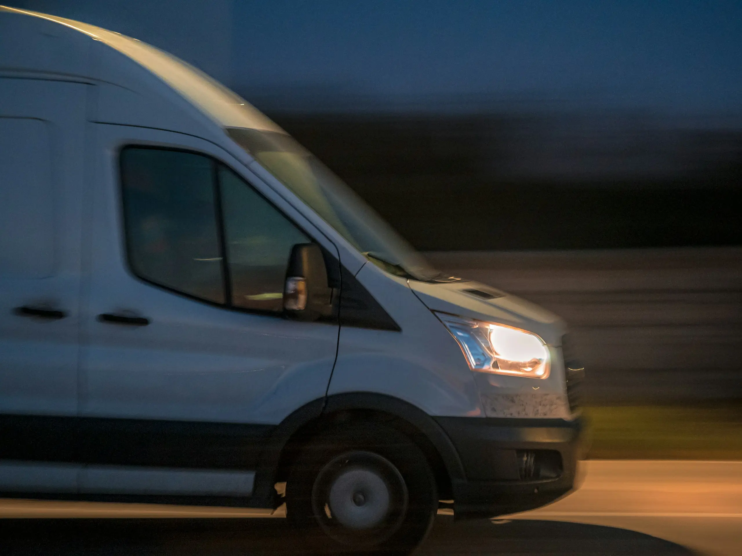 Camionnette de livraison roulant au crépuscule