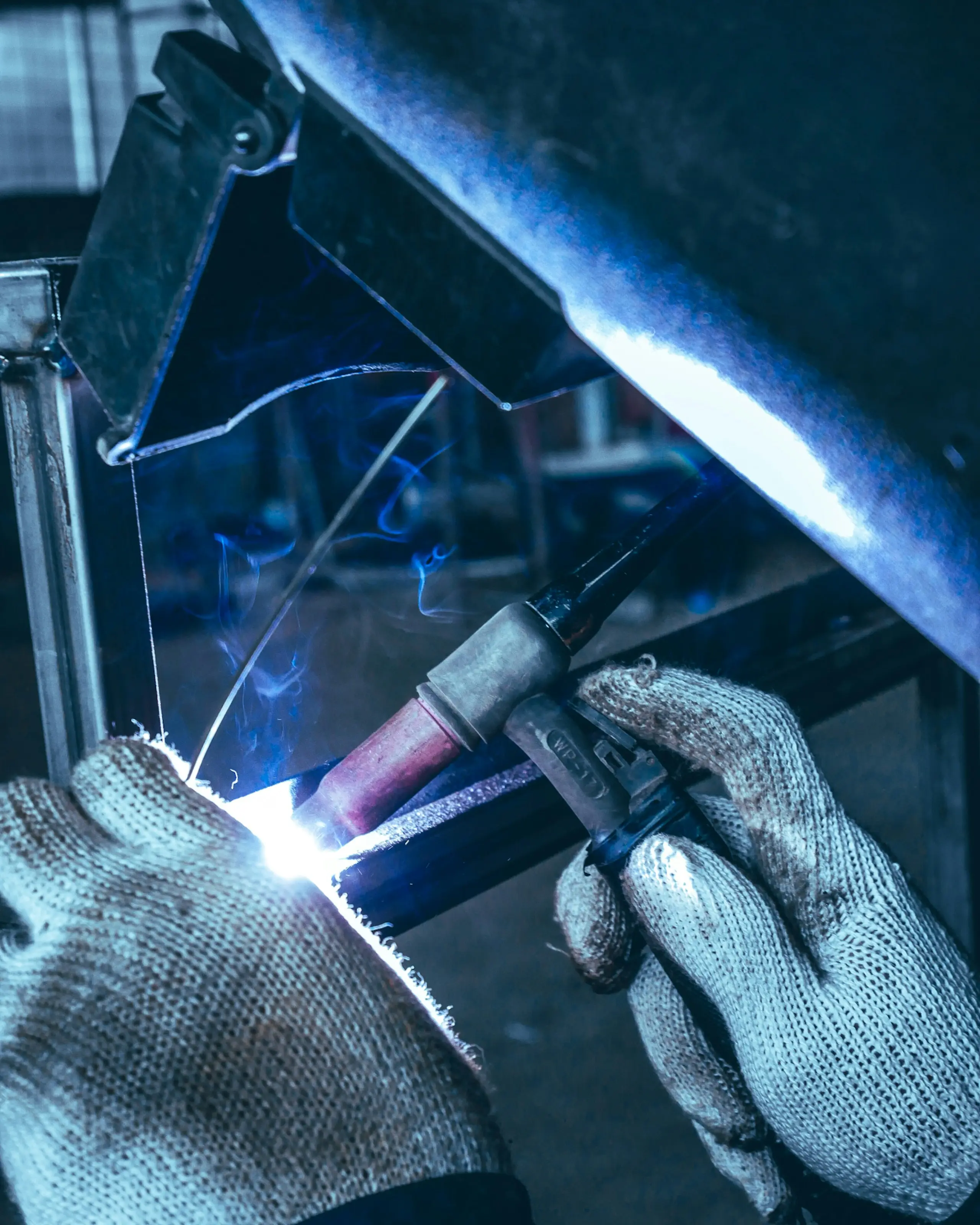 Torche de soudage TIG en action sur une pièce métallique